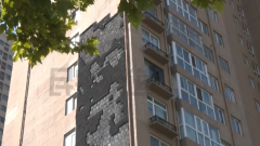 高层墙面粉饰物、松动的瓷砖及窗户玻璃碎片正